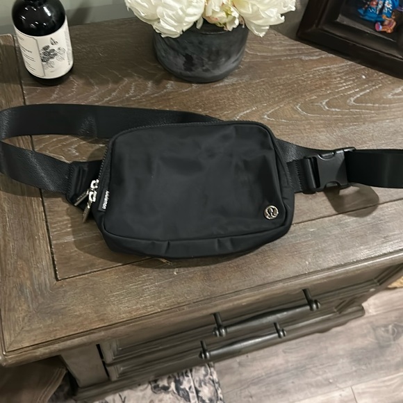 lululemon athletica Handbags - Lululemon Everywhere Belt Bag Large